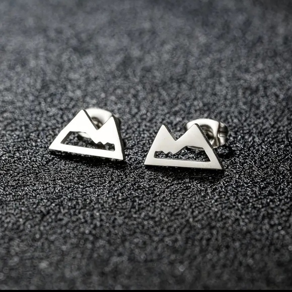 BOGO! Dainty Mountain studded earrings in Silver color- Boutique NEW - Picture 1 of 7
